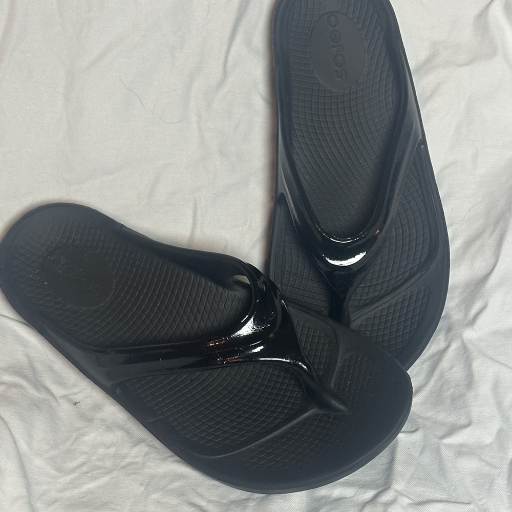 New Oofos Women's Black Sandals Size 7